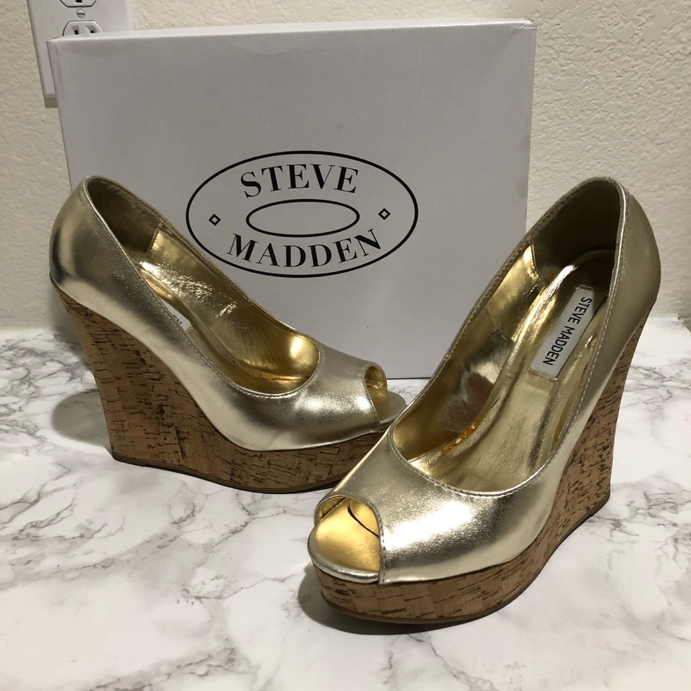 Steve Madden meadow gold metal wedges